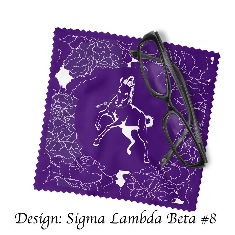 Może przedstawiać: Fioletowy ściereczka z mikrofibry z białym koniem i kluczem. Ściereczka jest złożona, a na niej leży para czarnych okular&oacute;w. Na dole obrazu widnieje napis "Design: Sigma Lambda Beta #8".