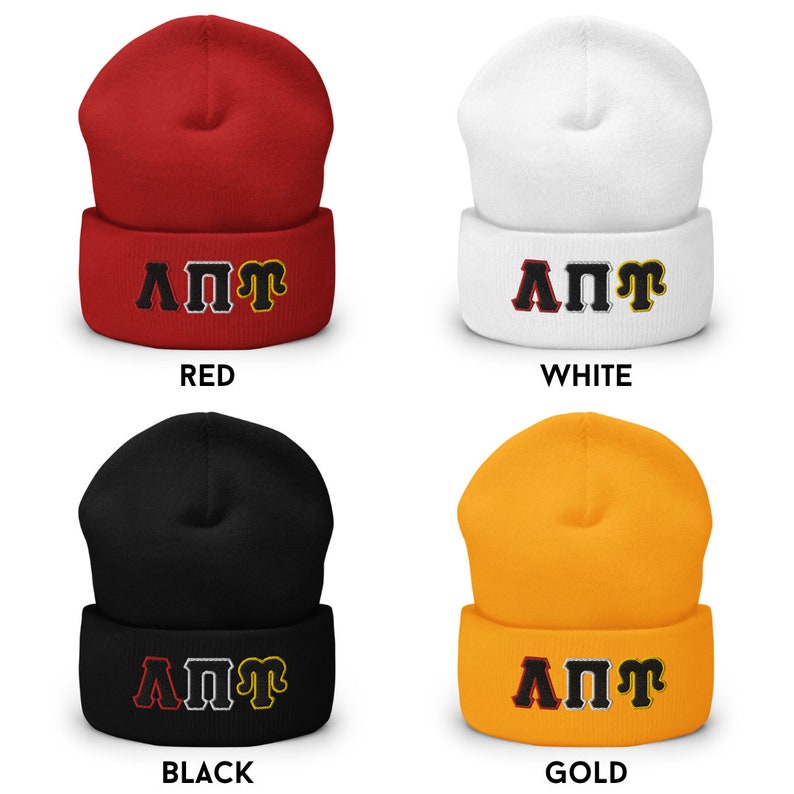 K&ouml;nnte beinhalten: Vier Strickm&uuml;tzen in verschiedenen Farben mit den Buchstaben "&Lambda;&Pi;&Pi;&Gamma;" auf der Vorderseite gestickt. Die M&uuml;tzen sind rot, wei&szlig;, schwarz und gold.