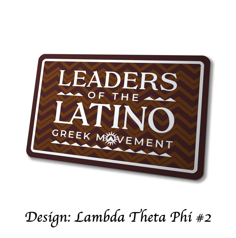 Puede incluir: Un letrero rectangular con un fondo marr&oacute;n con patr&oacute;n de chevr&oacute;n y texto blanco que dice "LEADERS OF THE LATINO GREEK MOVEMENT". El letrero tiene un borde blanco y el texto "Design: Lambda Theta Phi #2" en la parte inferior.