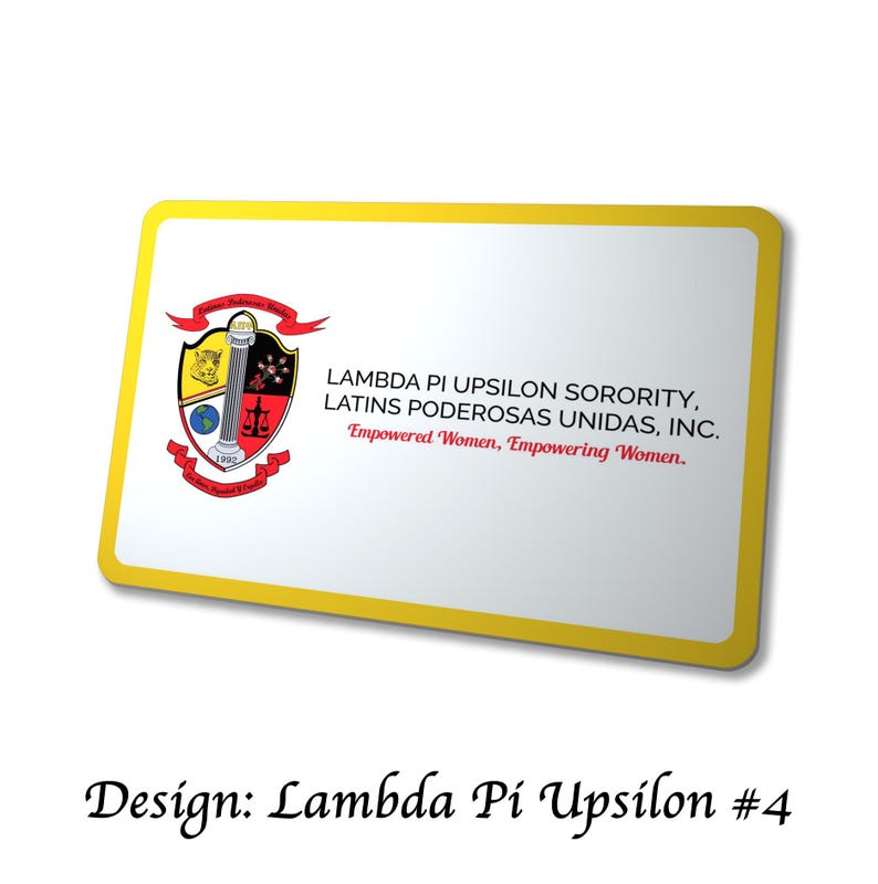 Op de afbeelding: Een rechthoekige badge met een gele rand en een witte binnenkant. De badge toont het Lambda Pi Upsilon Sorority-wapen met de tekst "LAMBDA PI UPSILON SORORITY, LATINS PODEROSAS UNIDAS, INC." en "Empowered Women, Empowering Women." Het ontwerp is getiteld "Design: Lambda Pi Upsilon #4."