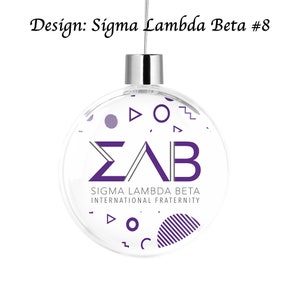 Puede incluir: Un adorno navide&ntilde;o de vidrio transparente con fondo blanco y dise&ntilde;os geom&eacute;tricos morados. El adorno presenta las letras "&Sigma;&Lambda;&Beta;" y el texto "Sigma Lambda Beta International Fraternity".
