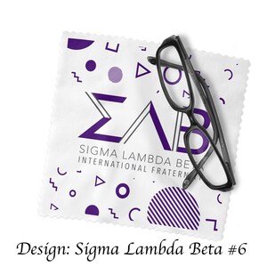 Może przedstawiać: Biały ściereczka z mikrofibry do czyszczenia z fioletowym i szarym logo Sigma Lambda Beta i geometrycznymi wzorami. Ściereczka jest złożona, a na niej leży para czarnych okular&oacute;w.