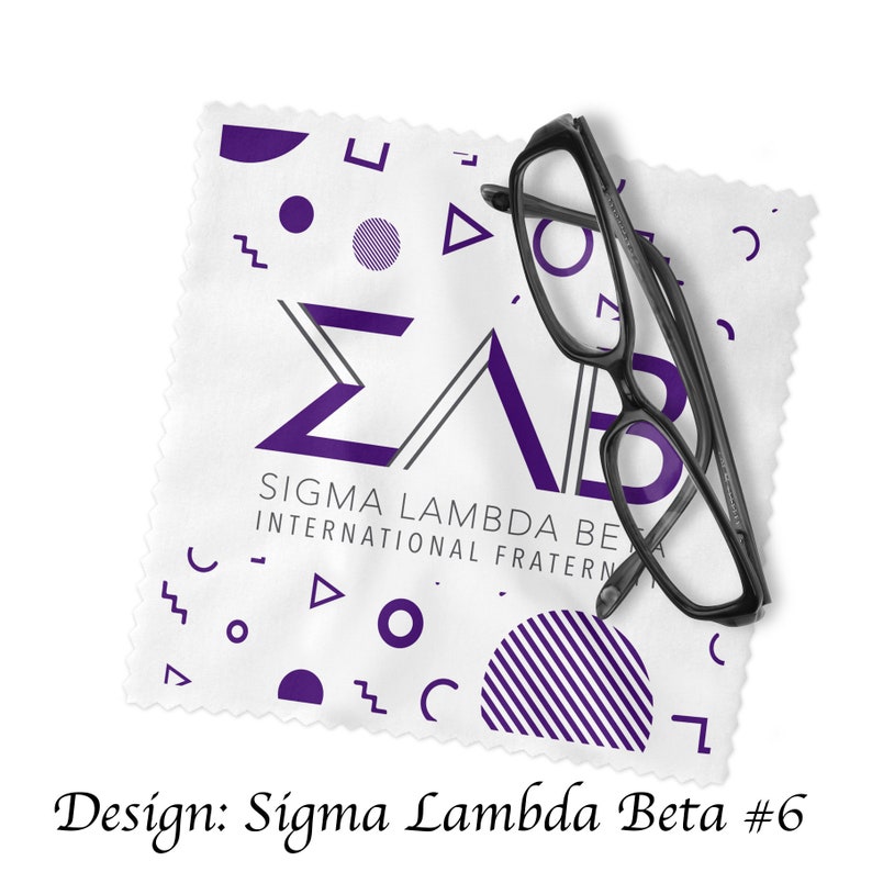 Może przedstawiać: Biały ściereczka z mikrofibry do czyszczenia z fioletowym i szarym logo Sigma Lambda Beta i geometrycznymi wzorami. Ściereczka jest złożona, a na niej leży para czarnych okular&oacute;w.