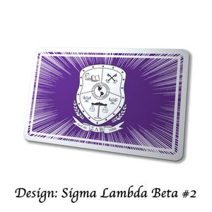 Pu&ograve; includere: Una tazza di ceramica bianca con un manico nero e la scritta "But First, Coffee" in stile scritto a mano. La tazza &egrave; su una superficie bianca. La tazza &egrave; alta circa 10 cm.