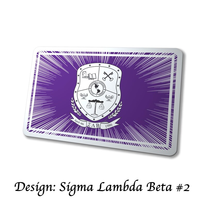 Pu&ograve; includere: Una tazza di ceramica bianca con un manico nero e la scritta "But First, Coffee" in stile scritto a mano. La tazza &egrave; su una superficie bianca. La tazza &egrave; alta circa 10 cm.