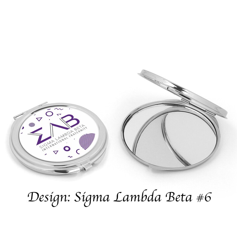 Pu&ograve; includere: Uno specchio compatto argentato con sfondo bianco e un logo Sigma Lambda Beta viola con il testo "Sigma Lambda Beta International Fraternity".