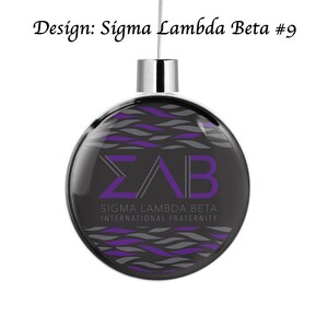 Puede incluir: Un adorno navide&ntilde;o negro con un patr&oacute;n de ondas p&uacute;rpura y gris. El adorno presenta las letras "&Sigma;&Lambda;&Beta;" y el texto "Sigma Lambda Beta International Fraternity".