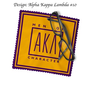 K&ouml;nnte beinhalten: Ein gelbes Quadrat mit einem violetten Rand und abgerundeten Ecken. Das Quadrat enth&auml;lt den Text "MEN OF CHARACTER" unten und "AKA" in gro&szlig;er Schrift in der Mitte. Ein Paar schwarze Brillen liegt auf dem Quadrat.