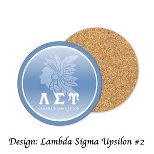 Op de afbeelding: Ronde onderzetter met een lichtblauwe achtergrond en een witte rand. De onderzetter heeft een profiel van een indiaan met een hoofdtooi en Griekse letters. De tweede onderzetter is van kurk. De tekst "Lambda Sigma Upsilon" is gedrukt.
