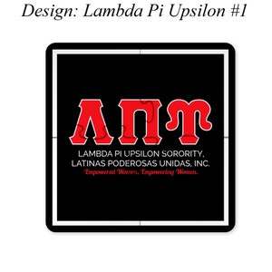 Op de afbeelding: Een zwart-wit vierkant met een rood Grieks letterontwerp dat in het midden "&Alpha;&Pi;&Upsilon;" zegt. De tekst onder de letters luidt "Lambda Pi Upsilon Sorority, Latinas Poderosas Unidas, Inc. Empowered Women, Empowering Women."
