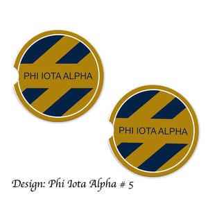 Könnte beinhalten: Zwei runde Getränkeuntersetzer mit goldenem Hintergrund und marineblauen, schrägen Streifen. Der Text "PHI IOTA ALPHA" ist in Weiß gedruckt. Die Untersetzer haben einen weißen Rand und eine kleine Aussparung.