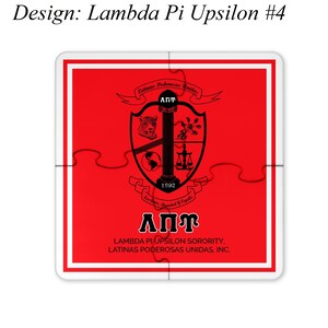 Op de afbeelding: Een rood vierkant met een witte rand en een zwart-wit wapenschild in het midden. Het wapenschild toont een schild met een kolom, een wereldbol, een weegschaal en een plant. De tekst "Latinas Poderosas Unidas" staat boven het wapenschild, en de tekst "&Lambda;&Pi;&Upsilon;" staat onder het wapenschild. De tekst "LAMBDA PI UPSILON SORORITY, LATINAS PODEROSAS UNIDAS, INC." staat onder het wapenschild.