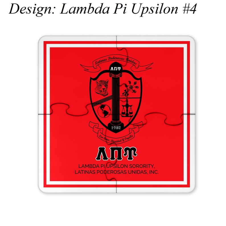 Op de afbeelding: Een rood vierkant met een witte rand en een zwart-wit wapenschild in het midden. Het wapenschild toont een schild met een kolom, een wereldbol, een weegschaal en een plant. De tekst "Latinas Poderosas Unidas" staat boven het wapenschild, en de tekst "&Lambda;&Pi;&Upsilon;" staat onder het wapenschild. De tekst "LAMBDA PI UPSILON SORORITY, LATINAS PODEROSAS UNIDAS, INC." staat onder het wapenschild.