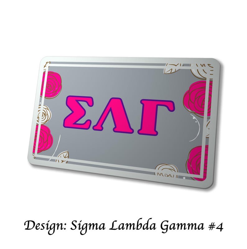 以下が含まれることがあります： 明るいピンク色と紫色の縁取りのギリシャ文字&Sigma;&Lambda;&Gamma;が特徴の長方形の灰色の金属製サイン。ピンクのバラとタン色の花のアクセントで装飾されています。「Design: Sigma Lambda Gamma #4」の文字が下部にあります。
