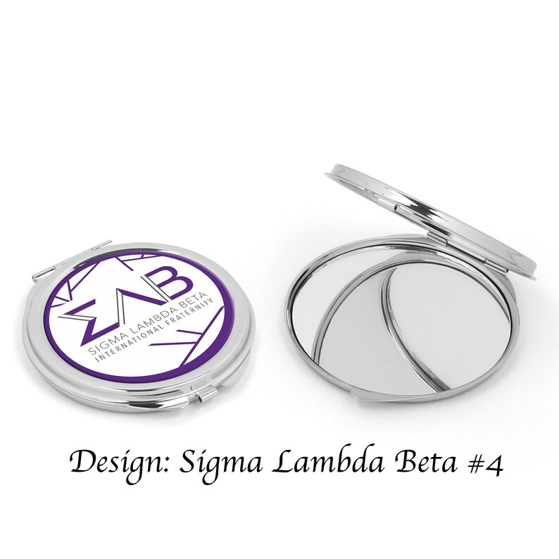 Pu&ograve; includere: Uno specchio compatto argentato con un design viola e bianco con le lettere "&Sigma;&Lambda;&Beta;" e il testo "Sigma Lambda Beta International Fraternity".