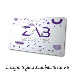 Pu&ograve; includere: Una carta rettangolare con angoli arrotondati, con il testo "&Sigma;&Lambda;B" in viola, con "SIGMA LAMBDA BETA INTERNATIONAL FRATERNITY" sotto. La carta ha uno sfondo bianco con forme geometriche viola. Il testo "Design: Sigma Lambda Beta #6" &egrave; in basso.