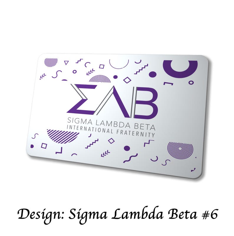 Pu&ograve; includere: Una carta rettangolare con angoli arrotondati, con il testo "&Sigma;&Lambda;B" in viola, con "SIGMA LAMBDA BETA INTERNATIONAL FRATERNITY" sotto. La carta ha uno sfondo bianco con forme geometriche viola. Il testo "Design: Sigma Lambda Beta #6" &egrave; in basso.