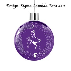 Puede incluir: Adorno navide&ntilde;o morado con un dise&ntilde;o de caballo blanco y un patr&oacute;n de rayo blanco. El adorno dice "Sigma Lambda Beta #10".