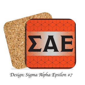 Könnte beinhalten: Ein quadratischer Korkuntersetzer mit einem geometrischen Muster in Orange und Schwarz. Die Buchstaben "ΣΑΕ" sind in Schwarz auf weißem Hintergrund.