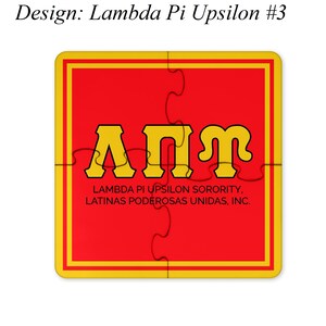 Op de afbeelding: Een rood vierkant met een gele rand en een puzzelontwerp. De letters &Alpha;&Pi;&Upsilon; zijn geel op een rode achtergrond. De tekst "LAMBDA PI UPSILON SORORITY, LATINAS PODEROSAS UNIDAS, INC." staat in zwart onder de letters.