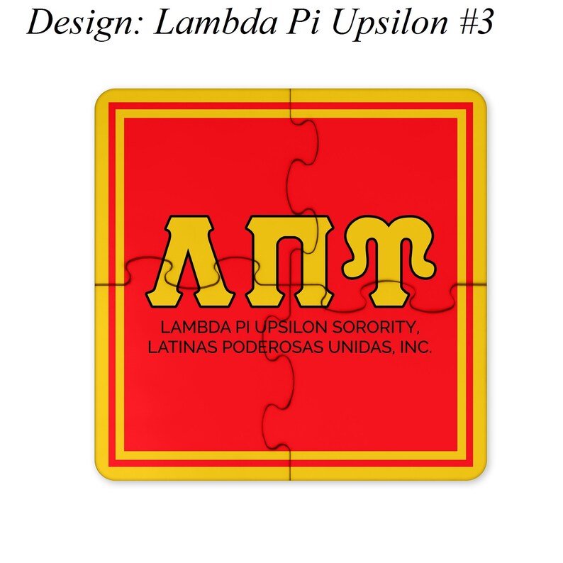 Op de afbeelding: Een rood vierkant met een gele rand en een puzzelontwerp. De letters &Alpha;&Pi;&Upsilon; zijn geel op een rode achtergrond. De tekst "LAMBDA PI UPSILON SORORITY, LATINAS PODEROSAS UNIDAS, INC." staat in zwart onder de letters.