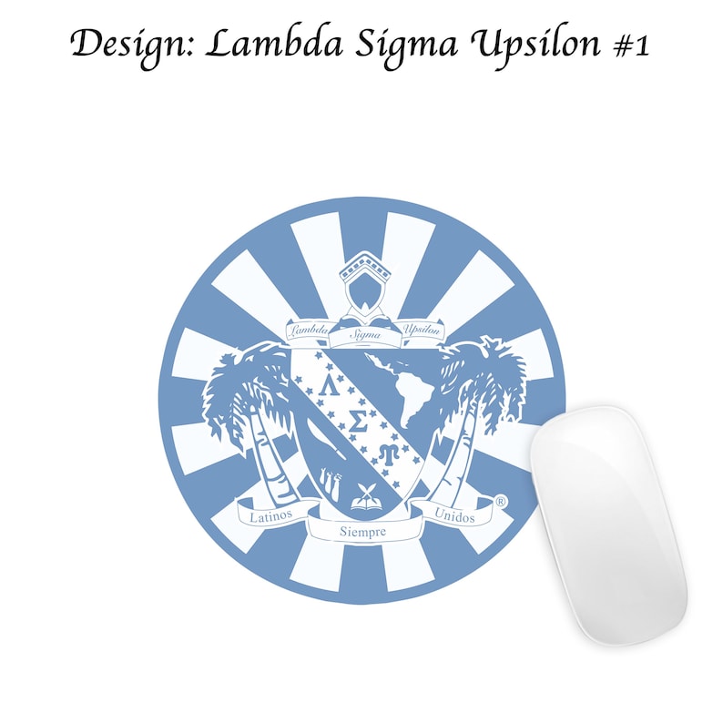 Op de afbeelding: Een ronde muismat met een blauw en wit ontwerp met tekst en een wapen. De tekst luidt "Design: Lambda Sigma Upsilon #1", en het wapen bevat de woorden "Latinos Siempre Unidos". Een witte computermuis staat naast de muismat.