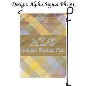 Könnte beinhalten: Eine Gartenflagge mit einem geometrischen Muster in Gelb-, Gold- und Grautönen. Die Flagge zeigt die griechischen Buchstaben ΑΣΦ und die Worte "Alpha Sigma Phi" in Silber. Der Text "Design: Alpha Sigma Phi #1" steht oben.