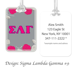 Può includere: Un'etichetta per bagagli grigia con un design floreale rosa e bianco. L'etichetta presenta le lettere greche "ΣΛΓ" in viola e rosa. Il testo "Alex Smith, 123 Eagle St, New York, NY 10001, 347-111-2222 *example name and address" è stampato sull'etichetta. L'etichetta è etichettata "Design: Sigma Lambda Gamma #9".