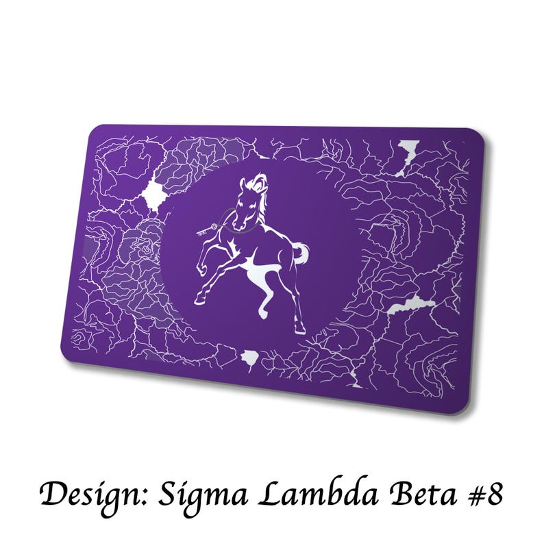 Pu&ograve; includere: Un oggetto rettangolare viola con un'illustrazione di cavallo bianco in un design circolare. Lo sfondo presenta un motivo floreale. Il testo "Design: Sigma Lambda Beta #8" &egrave; in basso.
