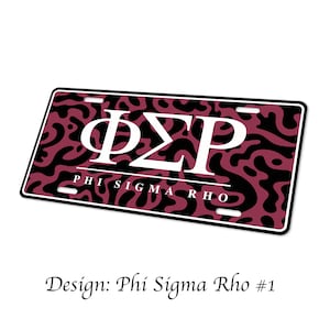 以下が含まれることがあります： 赤と黒の模様のナンバープレートで、白い文字で「ΦΣΡ PHI SIGMA RHO」と書いてあります。