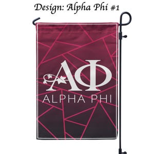 Könnte beinhalten: Eine rechteckige Gartenflagge mit einem geometrischen Design in Burgunder- und Schwarztönen. Die Flagge zeigt die griechischen Buchstaben Alpha Phi in Weiß, zusammen mit den Worten "ALPHA PHI" darunter. Der Text "Design: Alpha Phi #1" steht oben.