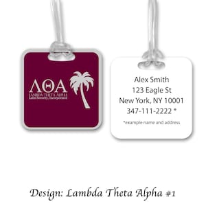 Può includere: Un'etichetta per bagagli con sfondo bordeaux e una palma bianca. L'etichetta presenta anche le lettere greche ΛΘΑ, che rappresentano Lambda Theta Alpha, una confraternita latina. Il testo "Lambda Theta Alpha Latin Sorority, Incorporated" è incluso. L'altro lato dell'etichetta ha uno sfondo bianco con il testo "Alex Smith 123 Eagle St New York, NY 10001 347-111-2222 * *example name and address" stampato su di esso.