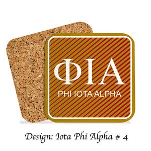 Könnte beinhalten: Quadratischer Untersetzer mit goldenem Rand und rotem diagonal gestreiftem Muster. Der weiße Text "ΦΙΑ" und "PHI IOTA ALPHA" ist auf dem Untersetzer zu sehen. Daneben liegt ein Untersetzer aus Kork. Der Text "Design: Iota Phi Alpha # 4" steht unten.