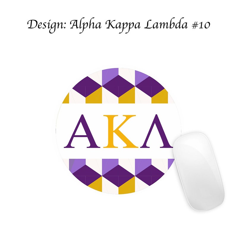 Pode incluir: Mousepad redondo com fundo branco e um padr&atilde;o geom&eacute;trico de quadrados roxos e dourados. As letras "AKA" est&atilde;o no centro em dourado.