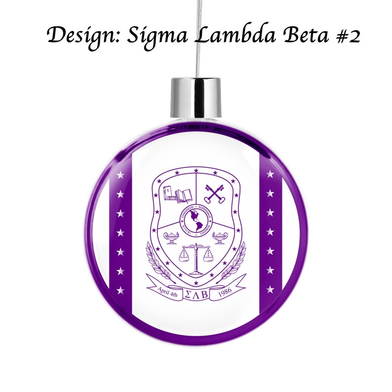 Puede incluir: Adorno navide&ntilde;o morado y blanco con fondo blanco y un c&iacute;rculo morado en el centro. El c&iacute;rculo presenta un escudo con un libro, llaves, un globo terr&aacute;queo, una balanza y dos l&aacute;mparas. El texto "April 4th", "&Sigma;&Lambda;&Beta;" y "1986" est&aacute; impreso debajo del escudo.