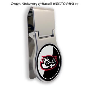 Puede incluir: Un clip de dinero plateado con un gráfico redondo en blanco y negro de un búho con ojos rojos. El gráfico está centrado en el clip y tiene un fondo blanco con un círculo negro a su alrededor. El texto "University of Hawaii WEST O'AHU #7" es visible sobre el clip.