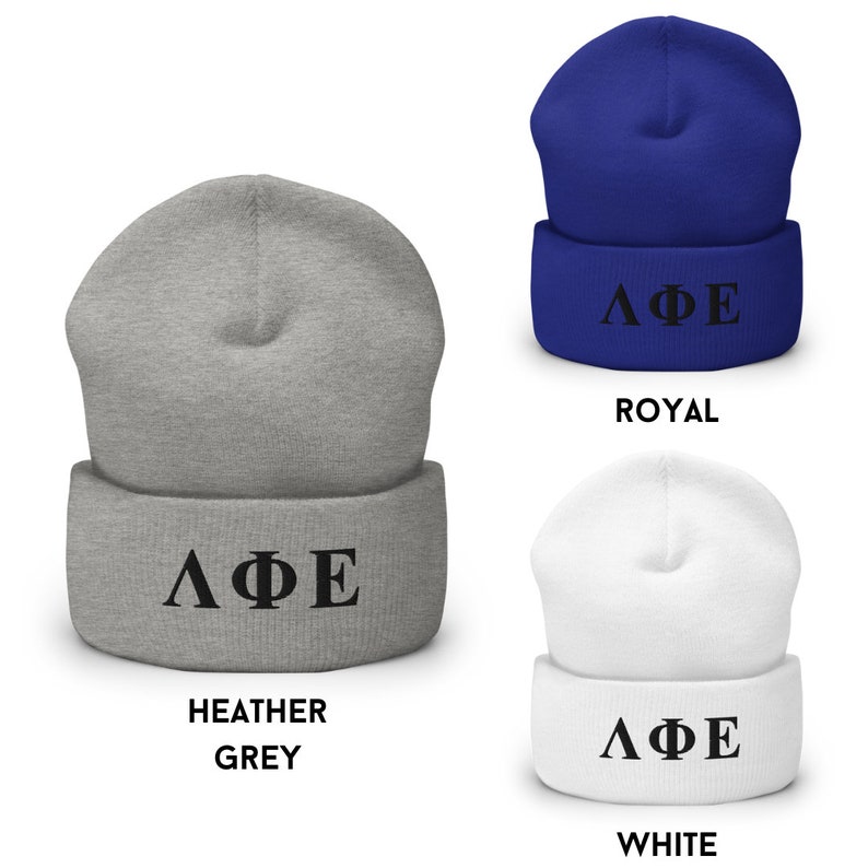 Puede incluir: Tres gorros de punto en diferentes colores: gris jaspeado, azul real y blanco. Cada gorro tiene un logotipo bordado en negro "A&Phi;E".