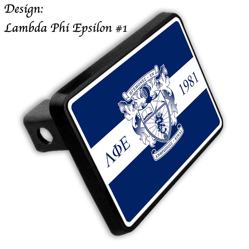 Może przedstawiać: Czarna osłona haka holowniczego z niebiesko-białym wzorem. Wz&oacute;r zawiera greckie litery &Lambda;&Phi;&Epsilon;, herb i rok 1981. Tekst "Design: Lambda Phi Epsilon #1" znajduje się w lewym g&oacute;rnym rogu.