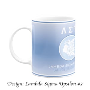 Op de afbeelding: Een witte keramische mok met een lichtblauwe gradiënt. De mok heeft de Griekse letters ΛΣ, een cirkelvormig embleem met een Indiaans profiel en de tekst "LAMBDA SIGMA LATINOS SIEMPRE". De tekst "Design: Lambda Sigma Upsilon #3" staat onderaan.