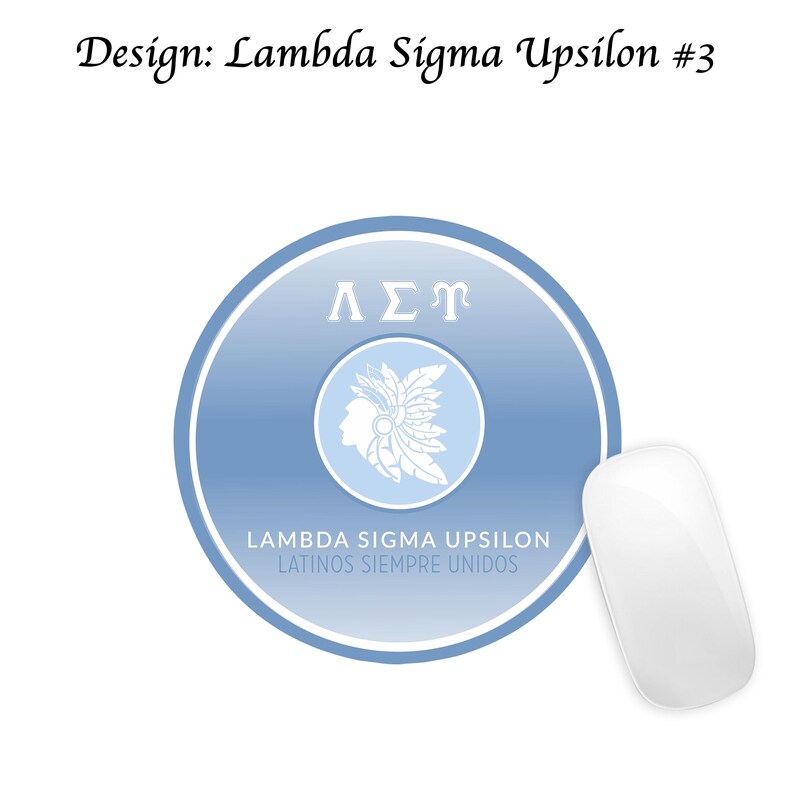 Op de afbeelding: Een witte computermuis naast een blauw en wit cirkelvormig ontwerp. Het ontwerp bevat de Griekse letters &Lambda;&Sigma;&Tau;, een profiel van een persoon met een hoofdtooi en de tekst "LAMBDA SIGMA UPSILON LATINOS SIEMPRE UNIDOS". De tekst "Design: Lambda Sigma Upsilon #3" staat bovenaan.