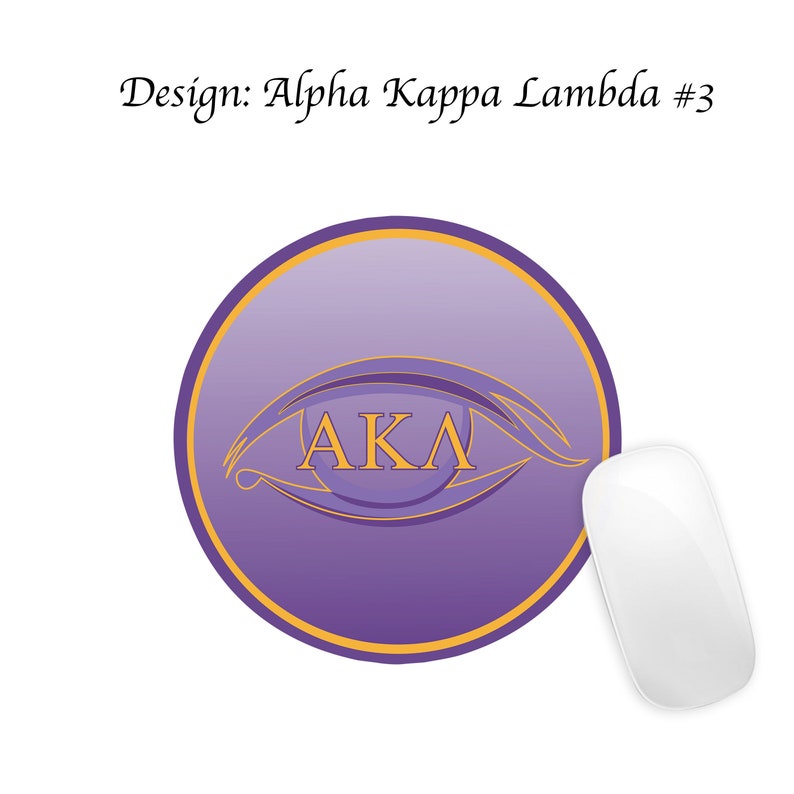 Pode incluir: Mousepad redondo roxo e dourado com um design de olho e as letras "AKA" dentro. O mousepad est&aacute; em uma superf&iacute;cie branca.