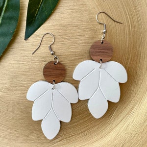 Boucles d&#39;oreilles feuille en cuir blanc, boucles d&#39;oreilles en cuir gaufré