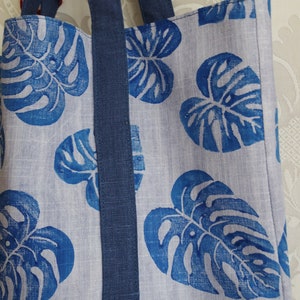 Sac fourre-tout Monstera en lin : Monstera imprimé à la main, sac en jean, sac à provisions, sac bleu réutilisable image 2