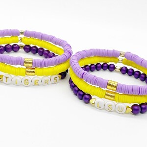 Conjunto de pulseras de cuentas heishi moradas y amarillas: joyería para el día del partido universitario