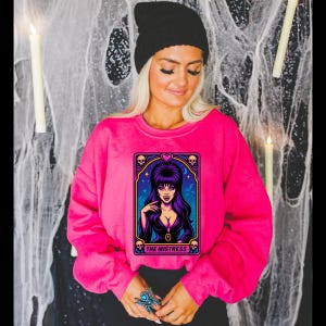 The Mistress Crewneck Sweatshirt, Elvira inspiriert, Lisa Frank Vibes, gruseliges Sweatshirt, Halloween-Sweatshirt, Ghoul Squad, Glamour Ghoul