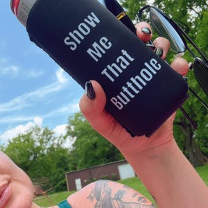 Show Me That Butthole Slim Dosenkühler, lustiger Koozie, Sommer-Koozie, Meme Koozie, Gag Geschenk, Koozies, Dosenkühler, lustige Geschenke, Sommer Vibe