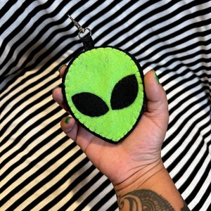 Handmade alien head felt bag charm keychain accessories Halloween weirdcore accessories