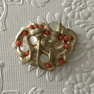 Sarah Coventry brooch, Sarah Cov brooch, Vintage brooch, Vintage Sarah Coventry brooch, Mother of pearl brooch, Midcentury brooch, Coral pin