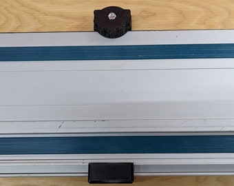 Supporto per guida per sega circolare stampato in 3D con PETG montabile con l'hardware incluso per aiutare a mantenere i bordi dritti sicuri e protetti