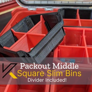 Puede incluir: Un contenedor Packout Middle Square Slim negro y rojo con un divisor. El contenedor está diseñado para la organización y el almacenamiento. El texto "Packout Middle Square Slim Bins Divider Included!" es visible.